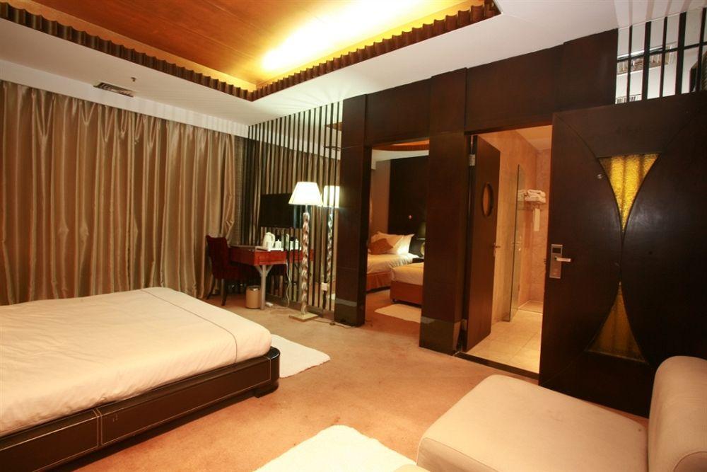 Base-Sanlitun Serviced Apartment Пекин Екстериор снимка